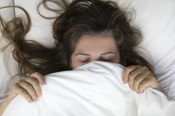 Hermosa Mujer Joven Durmiendo Cama Con Pelo Castaño Desordenado Vista — Foto de Stock