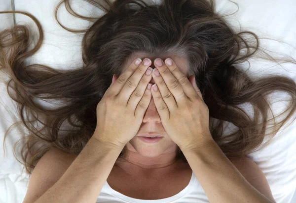 Mujer Joven Acostada Cama Sufriendo Mujer Cansada Cubriendo Cara Con Fotos de stock