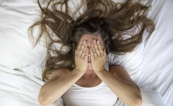 Wanita Muda Berbaring Tempat Tidur Menderita Wanita Lelah Menutupi Wajah Stok Foto