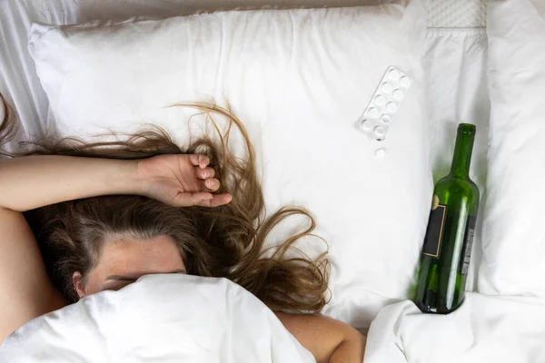 Chica Borracha Dormida Con Botella Vino Vacía Acostado Cama Desmayado — Foto de Stock