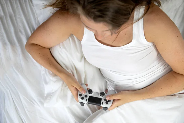 Mujer Jugando Videojuegos Con Controlador Juego Mientras Está Acostado Cama — Foto de Stock
