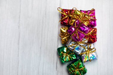 Beyaz ahşap arka planda fotokopi alanı olan renkli hediye kutuları, modern retro Noel tasarımı, renkli hediyeler, metin için tatil konsepti alanı