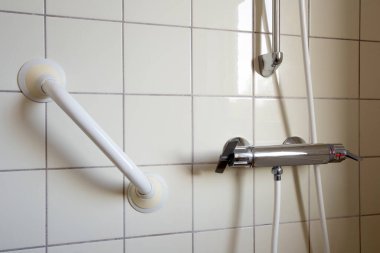 Duş ve tırabzan, hastanedeki banyodaki ya da huzurevindeki yaşlılar için barı tutun, güvenli ve tıbbi konsepti kapatın.