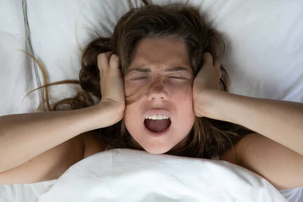 Mujer Joven Deprimida Infeliz Acostada Cama Con Problemas Salud Gritando — Foto de Stock