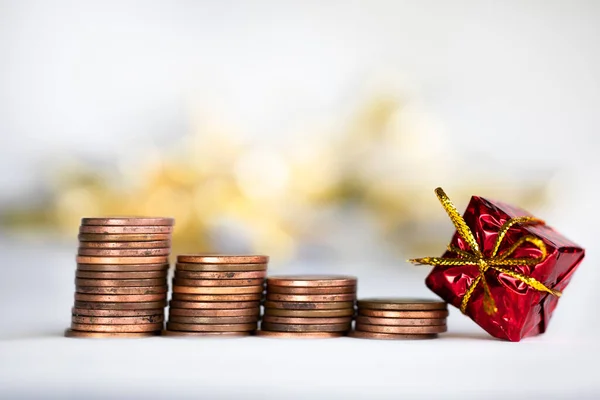 Érme Mászás Lépcső Karácsonyi Ajándék Csillogó Fényes Háttér Pénzügy Megtakarítás — Stock Fotó