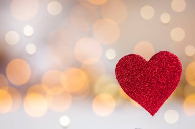 Parlak parlak arkaplanı olan parlak kırmızı kalp, metin kopyaları için alanı olan romantik sevgililer günü konsepti