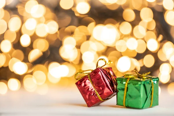 Різдвяні Подарунки Червоні Срібні Сукні Проти Боке Запалює Золотий Блискучий — стокове фото