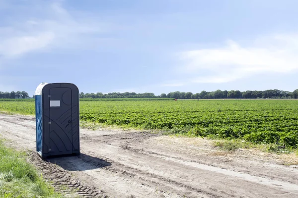 Öffentliche Tragbare Toilette Aus Kunststoff Auf Landwirtschaftlichem Feld Der Bauernlandschaft — Stockfoto