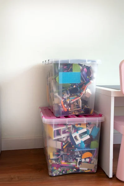 플라스틱 조직자 장난감 상자에 자재와 어린이들을 — 스톡 사진