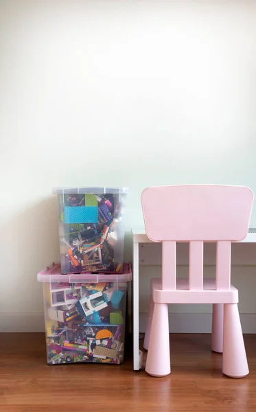 플라스틱 조직자 장난감 상자에 자재와 어린이들을 — 스톡 사진