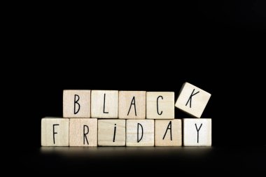 Kara Cuma metni, siyah arkaplan yatay, sadelik modern arkaplan dokusu kopyalama alanı üzerine ahşap küplerle yazıldı