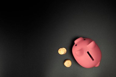 Siyah arkaplan görünümlü Pembe Piggy Bank. Metin için tasarruf, mali ve iş konsepti alanı