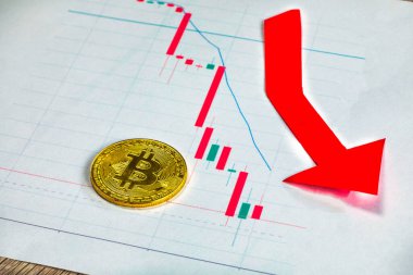 Sanal para bitcoin 'inin değer kaybı. Döviz kuru düşüşü. Kırmızı ok ve altın Bitcoin merdiveni kağıdın ön plan üzerinde. Kripto para biriminin değer kaybı kavramı. Kopya alanı yakın plan ile Bitcoin indeksi beyaz arkaplan