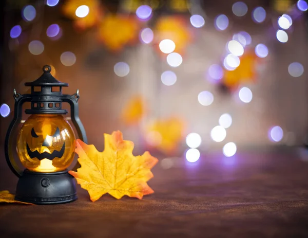 ジャック ランタン提灯のハロウィンカボチャの顔ボケと秋の葉のコピースペースと紅葉の背景を着色 — ストック写真