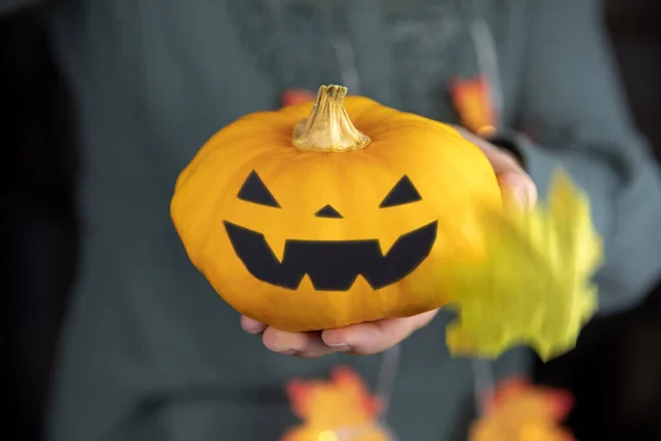 Orange Pumpa Huvud För Halloween Handen Läskigt Huvud Jack Lykta — Stockfoto