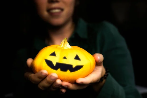 Menina Segurando Abóbora Halloween Mãos Jack Lanterna Rosto Com Sombras — Fotografia de Stock