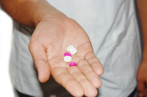 Мужчина медбрат с лекарствами — стоковое фото