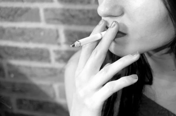 Woman smokes a cigarette — Stock Photo, Image