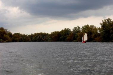 Gölde yelkenli tekne