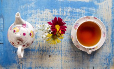 Eski ahşap yüzey üzerinde çay