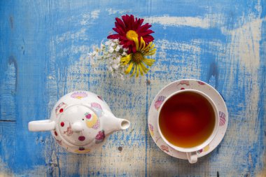 Eski ahşap yüzey üzerinde çay