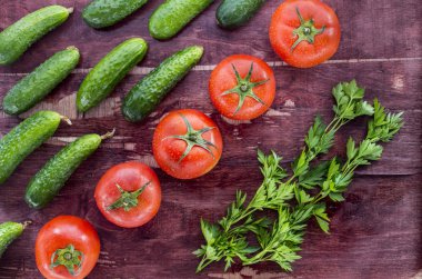 Ahşap yüzey üzerinde sebze