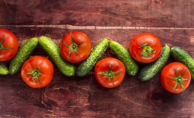 Ahşap yüzey üzerinde sebze