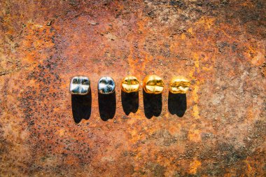 Düz diş taç yatıyordu.