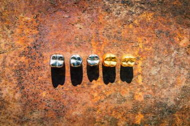 Düz diş taç yatıyordu.