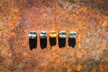 Düz diş taç yatıyordu.