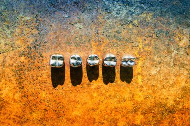 Düz diş taç yatıyordu.