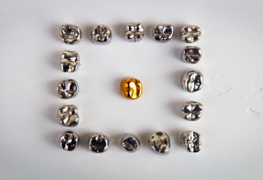 Düz diş taç yatıyordu.