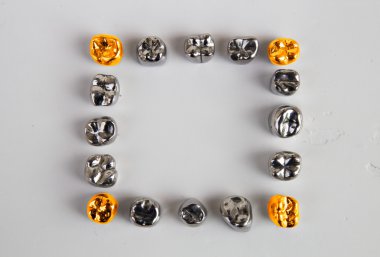 Düz diş taç yatıyordu.