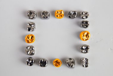 Düz diş taç yatıyordu.