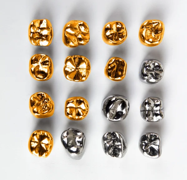 Düz diş taç yatıyordu.