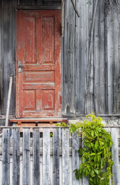 Eski kırık duvar ile bir pencere