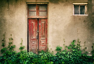 Eski kırık duvar ile bir pencere