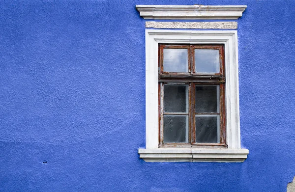 Oude gebarsten muur met een raam — Stockfoto