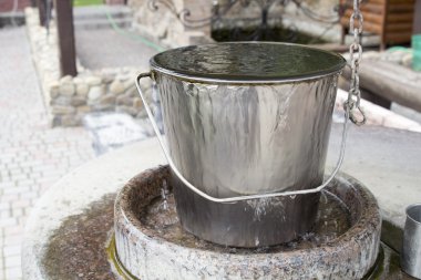 su dışarı metal bir kova geliyor