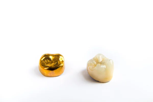 Corone dentali in ceramica e oro su sfondo bianco. Isolato . — Foto Stock