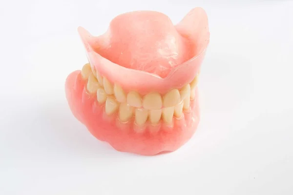 Sonrisa dental mandíbulas dientes sobre fondo blanco. Prótesis dental . —  Fotos de Stock