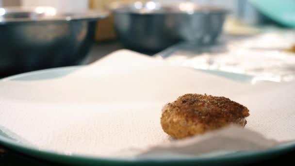 Meatballs Placed White Napkin Absorbs Excess Oil Kitchen Life Hack — Vídeo de Stock