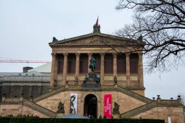 BERLİN, Almanya - 10 Mart 2018. Berlin Mitte 'deki Alte Nationalgalerisi' nin (Eski Ulusal Galeri) dış görünümü