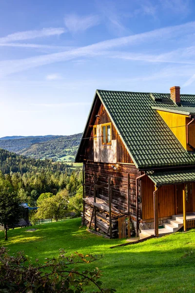Polonya 'nın dağlık kesiminde geleneksel kahverengi ahşap ev Zywiec Beskid Dağları' ndaki bir köyün tepesinde, Milowka, Polonya.