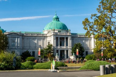 Tokyo, Japonya, 14 / 11 / 19. Tokyo Ulusal Müzesi (TNM) Tokyo 'nun Taito semtindeki Ueno Parkı' nda, güneşli bir günde turistlerin yürüdüğü ana bina.