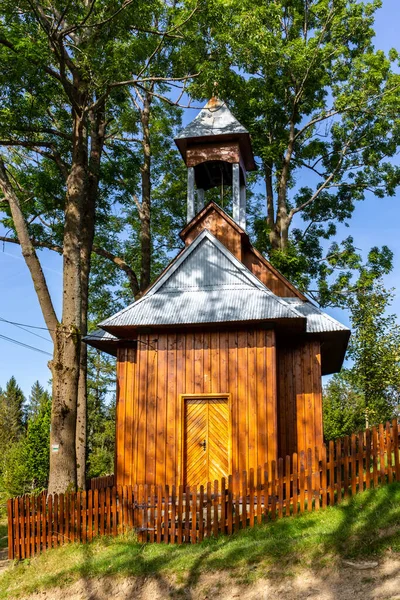 Kahverengi Ahşap Polonya Dağlık Dağ Tarzı Katolik Şapeli Zywiec Beskid — Stok fotoğraf