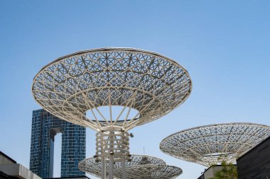 Dubai, BAE, 04 / 07 / 20. Meraas 'ın Dubai Bluewater Adası' ndaki modern yapay ağaç yapıları, kristal mavi gökyüzü arka planı Jumeirah Resort ve Spa Adresleri.