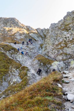 Tatra Dağları, Polonya, 21 / 09 / 2020. Birçok turist, Polonya 'nın Tatra Dağları' ndaki Szpiglasowa Geçidi 'ne doğru zincirlerle dik patikaya tırmanıyor..