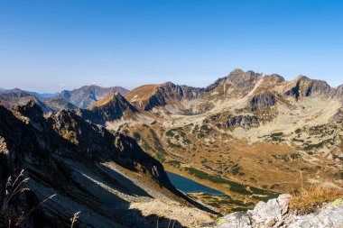 Tatra Dağları 'ndaki beş Polonya Pond Vadisi (Dolina Pieciu Stawow) Czarny Staw Polski ve Zadni Staw Polski gölleri, Swinica ve Kozi Wierch Tepeleri ile Szpiglasowa Przelecz Geçidi' nden görülen Orla Perc ile
