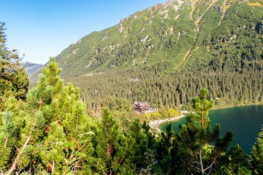 Morskie Oko, Polonya, 21 / 09 / 2020. PTTK Morskie Oko Dağ Kulübesi, Polonya 'nın Tatra Dağları' ndaki dağ sığınağı, Morskie Oko Gölü (Denizin Gözü) üzerinde, çam ağaçları ve çayırların arasında.